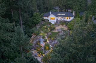 Luxe 3BR Coastal Retreat - Views, Hot Tub and BBQ - 8
