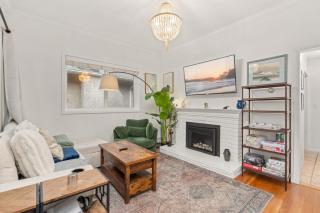 Charming 2BR Burnaby Home - Work-Ready and Parking - 0