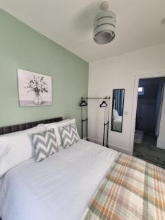 Huge 4Bed2Bath Sleeps 8 Flexible Long Term Stays - 0