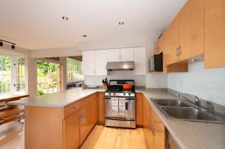 Scenic 4BR West Van Retreat - Walk to the Beaches - 5