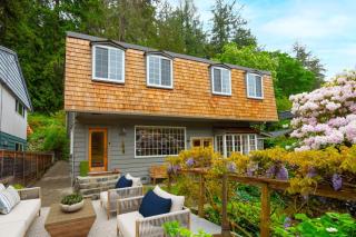 Scenic 4BR West Van Retreat - Walk to the Beaches - 4