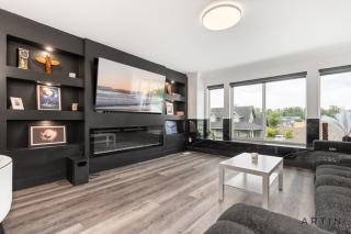 Modern 5BR Home Near Lions Gate with Glass Deck and BBQ - 0