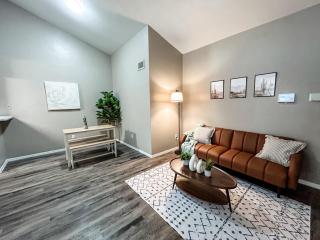 Vibrant Texan Escape with Patio & Gated Community - 9