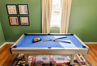 University Stay that Sleeps 10. Game Room, Firepit , and Grill - 7