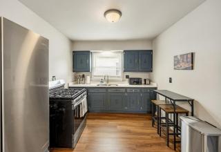 University Stay that Sleeps 10. Game Room, Firepit , and Grill - 6