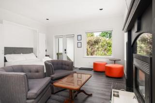 Cozy Garden Studio with Patio and In-suite Laundry - 4