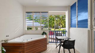 Ivy Pearl Dual-Key Apartment and Studio with Spa Bath - 7
