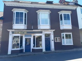 Bear House B&B, Ensuite room above the Brachio Bakery Cafe, Colyton - 9