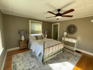 Keene Center Farmhouse Large, Cozy, Hot Tub - 4