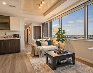 Peaceful Luxury High-rise Apartment with Panoramic Views - 8