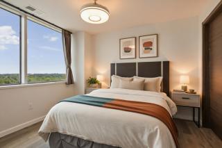 Peaceful Luxury High-rise Apartment with Panoramic Views - 3