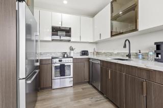 Peaceful Luxury High-rise Apartment with Panoramic Views - 2