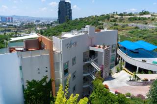 Penthouse with Pool, Gym & A/C - 5