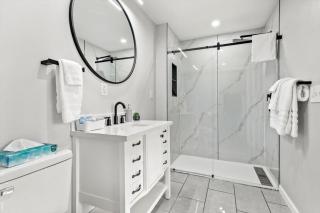 Stunning Two Bedroom Penthouse with City Views - 7