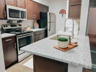 Spacious Family Value Retreat - Pool and Garage - 7