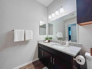 Spacious Family Value Retreat - Pool and Garage - 2