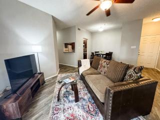 Spacious Poolside Oasis - Easy Access and Garage - 7