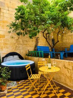 Modern Studio Apartment with Private Jacuzzi & Garden, WiFi & Air Conditioning - 0