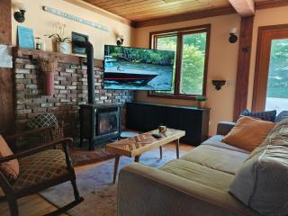 Authentic VT Chalet, Hot tub, Fire pit, Mt Snow - 2