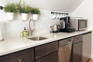 2BR Suite - Bright - Modern - Central AC - Parking - 8