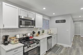 Cozy 4BR 2BA Worth Home - 8