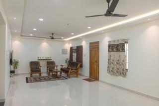 Quiet 3BHK Family Home Near Beach & White Town - 8
