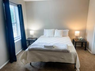 10 Min to Downtown - Pet-friendly, TV with Parking - 1