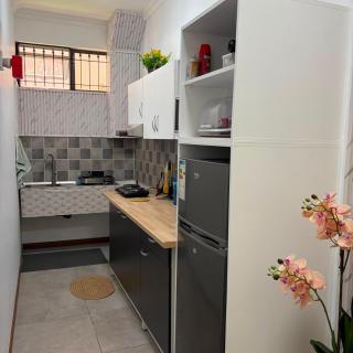 Newly Renovated Studio Apartment with Rooftop Pool, Few Steps to the Beach - 3
