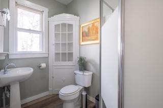 Robin's Egg, Private Downtown, Pet-Friendly Gem - 8