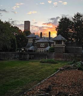 Walk/ Bike everywhere from this Historic Chic Studio - 4