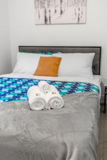 Modern Unit Near High Park and Dundas - Westend Suites - 1