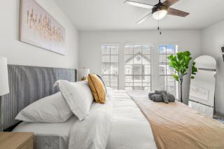 Prime River Oaks 2BR Pool, Gym & Parking - 0