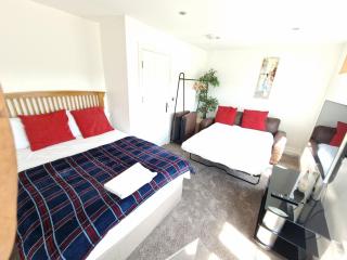 NightRest Homes 6 Bedroom House- Smart TV In each Room - Parking - Wifi -Milton Keynes - 9