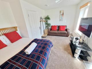 NightRest Homes 6 Bedroom House- Smart TV In each Room - Parking - Wifi -Milton Keynes - 0