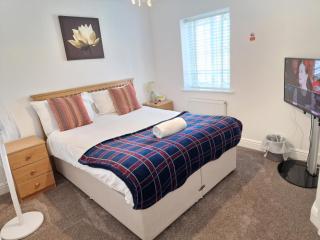 NightRest Homes 6 Bedroom House- Smart TV In each Room - Parking - Wifi -Milton Keynes - 1
