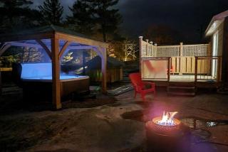 4BR Honey Harbour Cottage | Hot Tub & Fire Pit - 8