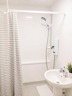 Boulevard Apartment - Fully Accessible Flat - City Centre -Parking- Sleeps 3 - 6