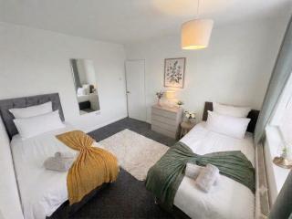 Modern 2BR House Private Driveway Birtley - 9