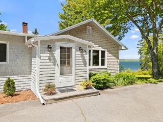 Charming home with stunning bay views, sunroom, gazebo, deck, & grill - 0