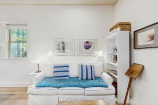 Charming coastal cottage with firepit and easy beach access - 6