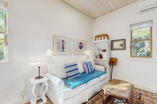 Charming coastal cottage with firepit and easy beach access - 5