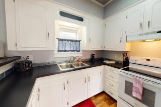 Charming upstairs duplex with fast WiFi, partial AC, & walkable location - 2
