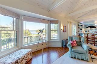 Dog-friendly bayfront home close to Rockland with water view - snowbirds welcome - 8