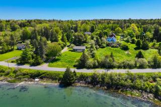 Dog-friendly bayfront home close to Rockland with water view - snowbirds welcome - 6