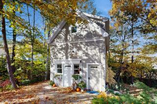 Charming coastal cottage with firepit and easy beach access - 8