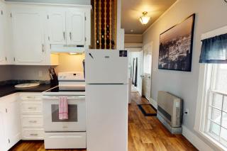 Charming upstairs duplex with fast WiFi, partial AC, & walkable location - 3