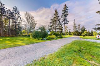 Well-equipped cottage with modern touches, WiFi, gas grill, & beautiful views - 9