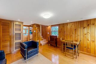 Well-equipped cottage with modern touches, WiFi, gas grill, & beautiful views - 8