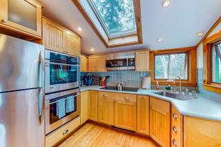 Well-equipped cottage with modern touches, WiFi, gas grill, & beautiful views - 7