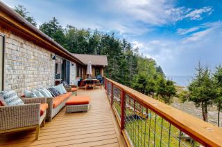 Renovated oceanfront home with stunning view & pebbly beach - snowbird-friendly - 7